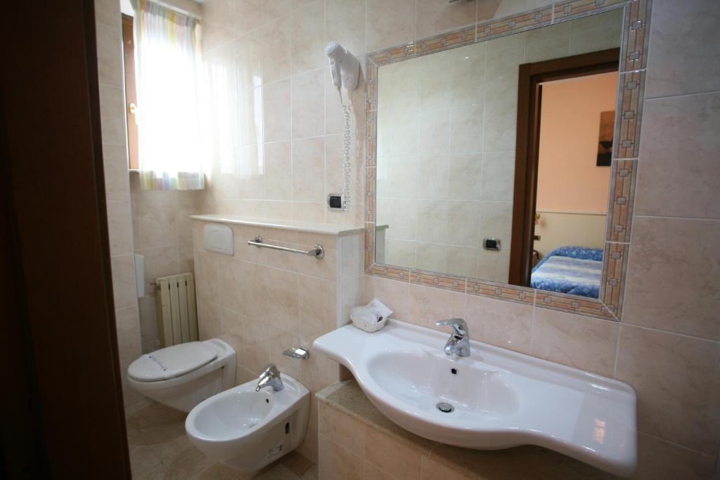 كاميرينو Hotel I Duchi الغرفة الصورة